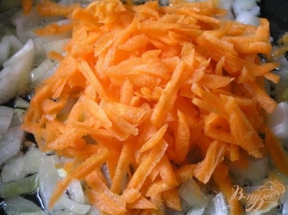 Тем временем на растительном масле обжарить нарезанный лук, затем добавить тертую морковь, продолжая обжаривать.