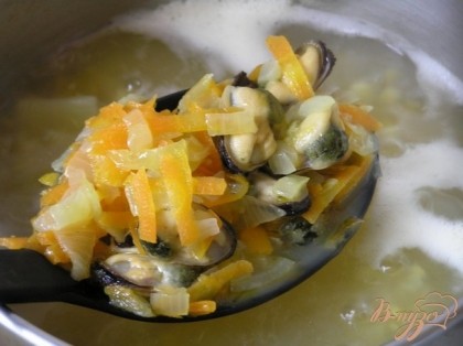 Затем добавить мидии с овощами. Варить суп до готовности картофеля.