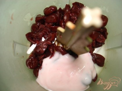 Вишню и йогурт перемелем в блендере до однородной массы.