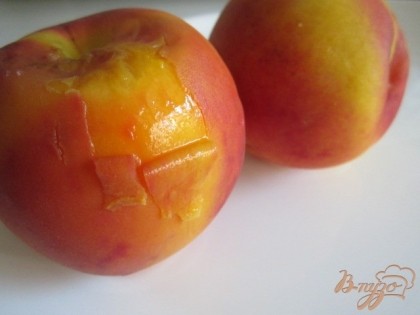Персики опустить в горячую воду на 1 мин. , чтобы удобно и легко было снять с них кожицу.