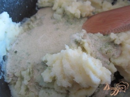 Добавить базиликовое пюре и сливочное масло в горячее картофельное пюре. Хорошо перемешать и можно сразу подавать к столу !