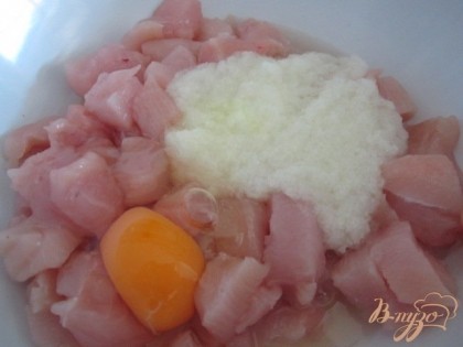 Куриные грудки нарезать на кусочки, добавить яйцо и репчатый лук (приготовить пюре)Приготовить фарш.