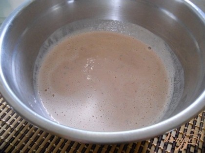 Клубнику с базиликом ввести в сливочную смесь, перемешать и поставить в морозилку. Через час взбить массу венчиком и поставить в морозилку.