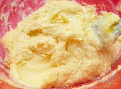 Ввести по одному желтки и хорошенько размешать до однородности.К масляной смеси добавить сметану и разрыхлитель.