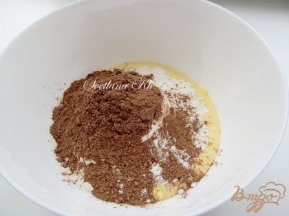 Затем добавить какао и часть муки. Замесить мягкое тесто. Оно слегка липнет вначале, но замешивается хорошо. Муку подсыпать постепенно и по немногу.