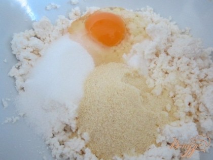 Творог размять, выбить яйцо, добавить сахар, щепотку соли и манную крупу. Хорошо размешать.