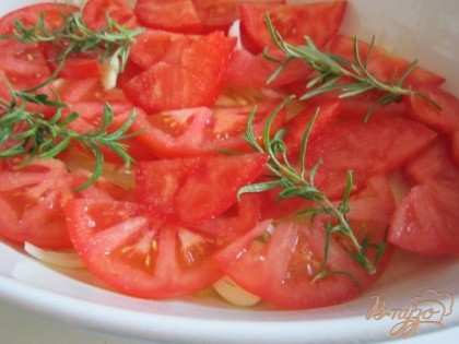 Далее уложить томаты,нарезанные на дольки и ветчоки розмарина.Посолить.