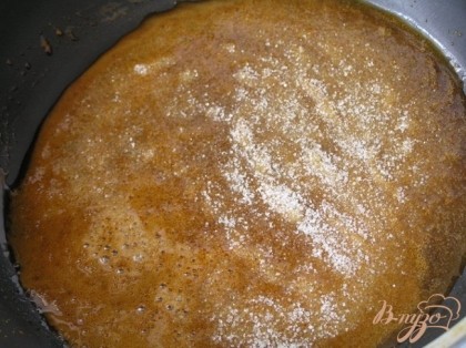 Из сахара (100 г)приготовить карамель, растопив его в сковороде (автор советует прямо в неразъемной форме для выпечки).