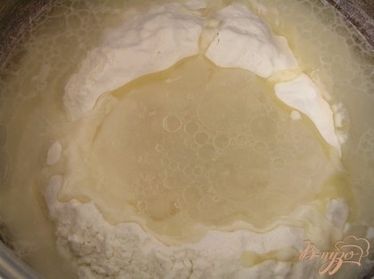 Приготовить тесто. Муку высыпать в миску, сделать углубление. Влить масло, теплую воду и всыпать соль.