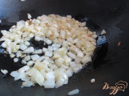 В сковороде на оливковом масле немного поджарить мелко нарезанную луковицу.