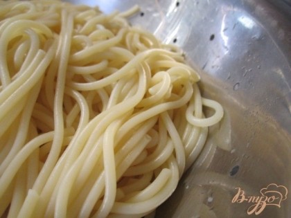 Спагетти отварить до готовности.