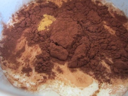 В небольшом сотейнике нагреть молоко с сахаром и какао.Это нужно для растворения какао.Затем дать остыть.