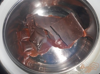 На паровой бане растопить шоколад.