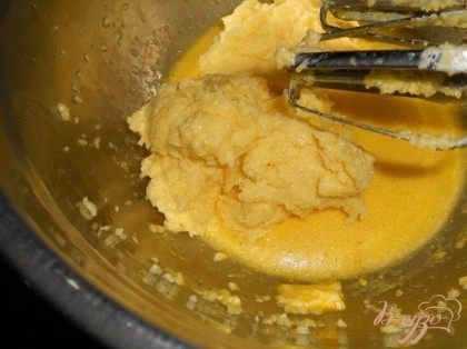 Масло, сахар - взбить в общую массу с яйцами.