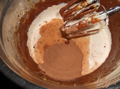 Добавить к сливочной массе растопленный шоколад, перемешать до однородности, добавить молоко, какао и разрыхлитель, перемешать.
