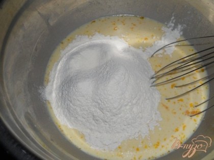 В миску всыпать дрожжи, добавить сливки и 1 яйцо, сахар и хорошо перемешать венчиком. Добавить половину муки.
