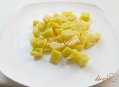 Картофель нарезать мелкими кубиками, добавить в бульон.