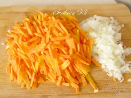 Лук и морковь мелко нарезать. Я не тру морковь на терке, всегда нарезаю соломкой вручную. Часть моркови и лука добавить в бульон к курице и картофелю.