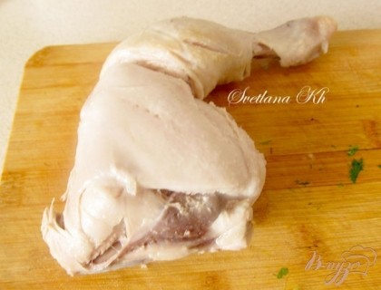 Куриное мясо достать из бульона, освободить от кожицы и костей, нарезать кусочками и снова положить в суп.