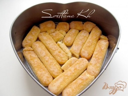 В форму выложить печенье своярди, предварительно смачивая его в лимонно-коньячном сиропе.