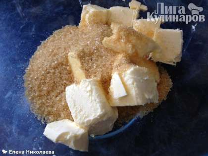 К размягченному сливочному маслу добавляем коричневый сахар. Количество сахара на не очень сладкое печенье, если вы любите послаще, увеличьте количество сахара в 2 раза.