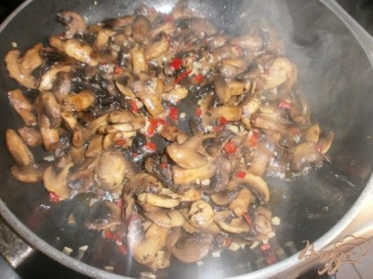 Добавить грибы и помешивая (на большом огне), готовить 3-4 минуты.