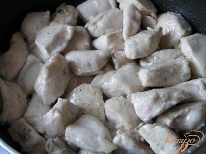 Куриное филе нарезать небольшими кусочками, посыпать солью, перцем и мукой, перемешать. Обжарить на смеси растительного и сливочного (0,5 ст. л.) масел со всех сторон до побеления, выложить в миску.