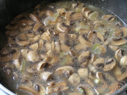 Добавить грибы (если замороженные, то готовить помешивая, пока не разморозятся). Затем влить бульон.