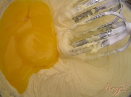 Размягченное сливочное масло взбить с сахарной пудрой, добавить все желтки, хорошо взбить.