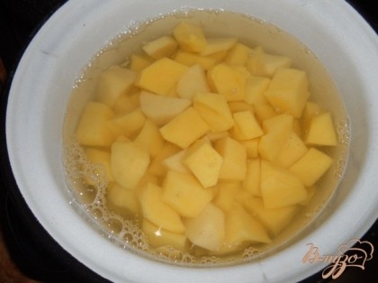 Картофель очистить, порезать кусочками и отварить до готовности, посолив по вкусу. Когда картофель сварится, слить воду. Нагреть сливки до кипения.