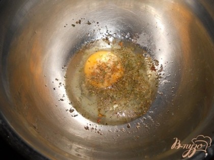 Сначала яйцо перемешать с солью и специями и отставить в сторону.