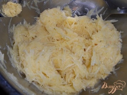 Затем картофель отжать руками и переложить в мисочку к яйцу с солью и специями, все хорошо перемешать.
