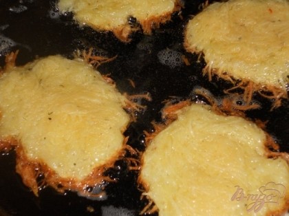 Ложкой выкладывать картофельную массу в разогретое масло и разравнивать в тоненькие оладушки, обжарить с двух сторон.
