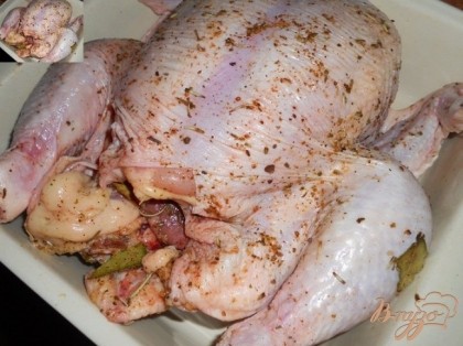 Курицу перекладываем в форму и ставим в разогретую духовку при температуре 200(печем где то 25 - 30 минут, а затем добавляем картофель)