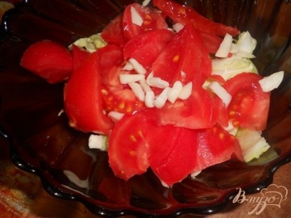 Нашинковать капусту, нарезать произвольно помидор и чеснок соломкой.