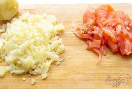 Рыбу и отварной картофель нарезать мелкими кусочками.