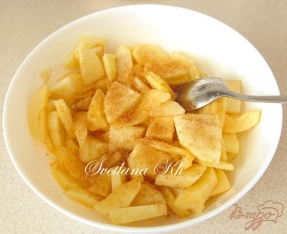 Яблоки очистите и нарежьте не очень мелкими дольками. Посыпьте сахаром, корицей. Добавьте лимонный сок. Хорошо перемешайте и оставьте, чтобы яблоки дали сок.