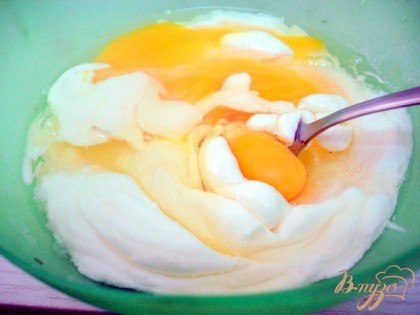 Взбить яйца с майонезом, сметаной и солью.