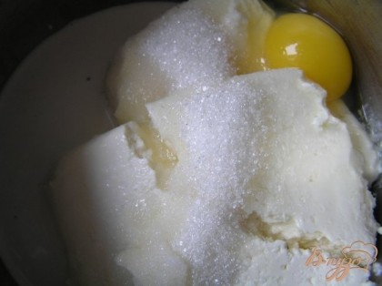 Для начинки смешать творог, яйцо, сахар, ванилин и сливки.
