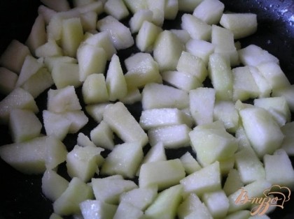 А пока приготовить начинку. Рис всыпать в кипящую воду, варить до полуготовности. Яблоко очистить, нарезать небольшими кусочками, обжарить на смеси сливочного и растительного масел, выложить в миску.