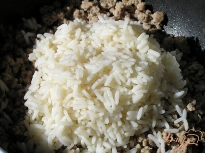 Добавить сваренный до полуготовности рис, перемешать.