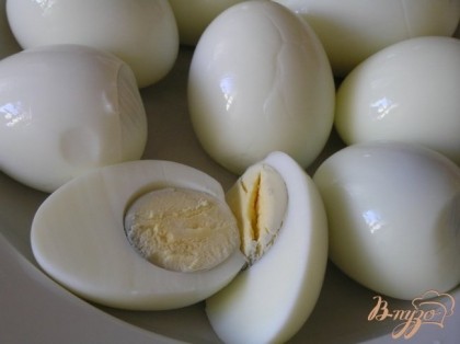 Яйца очистить, разрезать пополам.