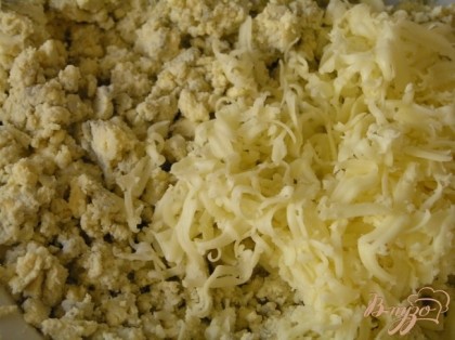 Аккуратно вынуть желтки и размять вилкой вместе с молоком. Добавить половину натертого сыра, измельченный чеснок, посолить, поперчить и перемешать.