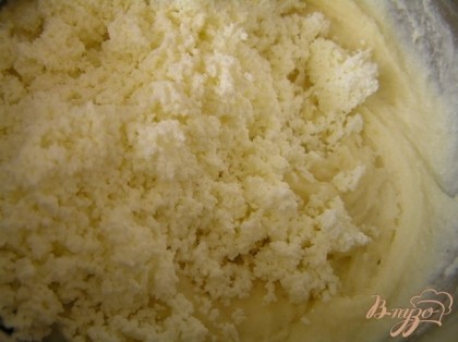 Масло с сахарной пудрой растереть добела, всыпать ванилин. Добавить протертый через сито творог, перемешать.