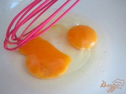 Отдельно в салатнике взбить 2 яйца в пену.