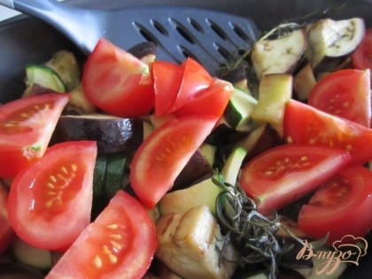 Через 20 мин. форму с овощами достать и добавить нарезанные крупно томаты. Перемешать и поставить еще раз в духовку, на 20  мин. Если показалось, что масла маловато, тожно подлить еще немного. Чтобы овощи не были сухими.