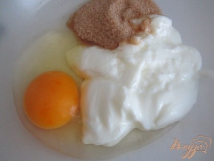 Йогурт, яйцо и сахар взбить венчиком.