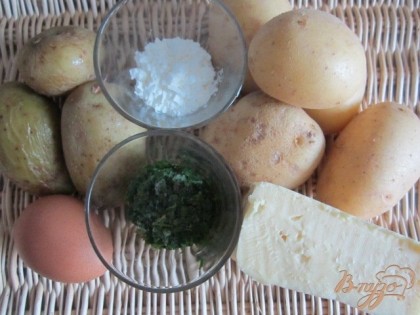 Картофель отварной , картофель сырой, яйцо, крахмал, сыр и зелень.Еще, уже во время приготовления, в картофельную начинку хорошо добавить немного или сметаны или майонеза. Для вкуса и  текстуры.