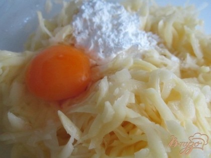 Сырой картофель натереть на крупной терке, посолить и оставить на некоторое время.Затем отжать , добавить яйцо и крахмал. Перемешать. Это будет наружняя часть гнезд.