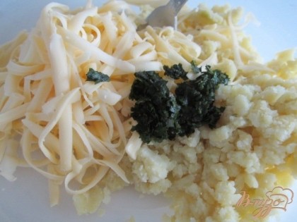 Добавить натертый сыр и зелень. По вкусу добавить сметану или майонез.